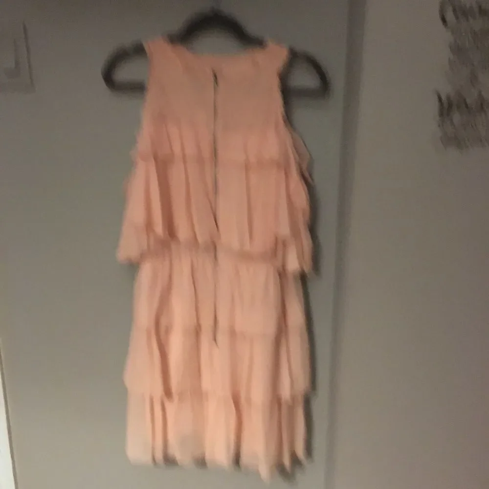 NWT $395 alice + olivia | Nichola | Tier Ruffled Silk Cold-Shoulder Dress | 12 - Picture 7 of 16